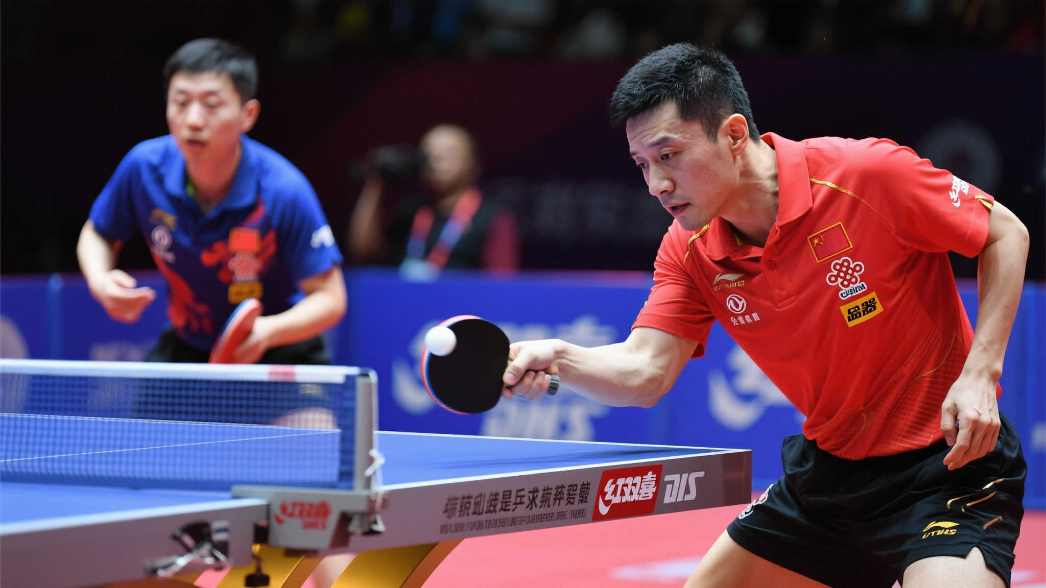 14年前世乒赛:王皓球拍意外损坏引发关注 14年前世乒赛:王皓球拍意外损坏引发关注